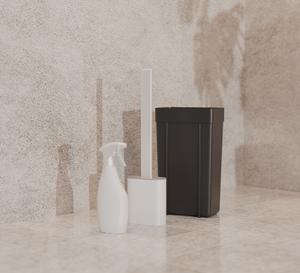 Vaporisateur et brosse blancs, poubelle noire : les accessoires livrés avec la niche WC, au sol carrelé, gros plan