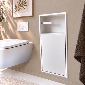 Niche WC 24 × 10,5 po blanc mat encastrée dans un mur beige, à côté d'une toilette suspendue, porte fermée, compartiment du haut vide