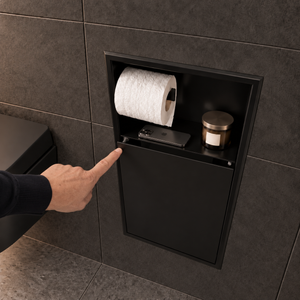 Une main appuie sur la porte de la niche WC noir mat 24 × 10,5 po : elle s'ouvre par simple pression