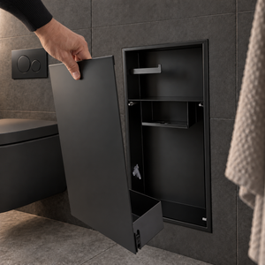 Une main retire la porte de la niche WC noir mat 24 × 10,5 po, qui se démonte sans outils pour le nettoyage