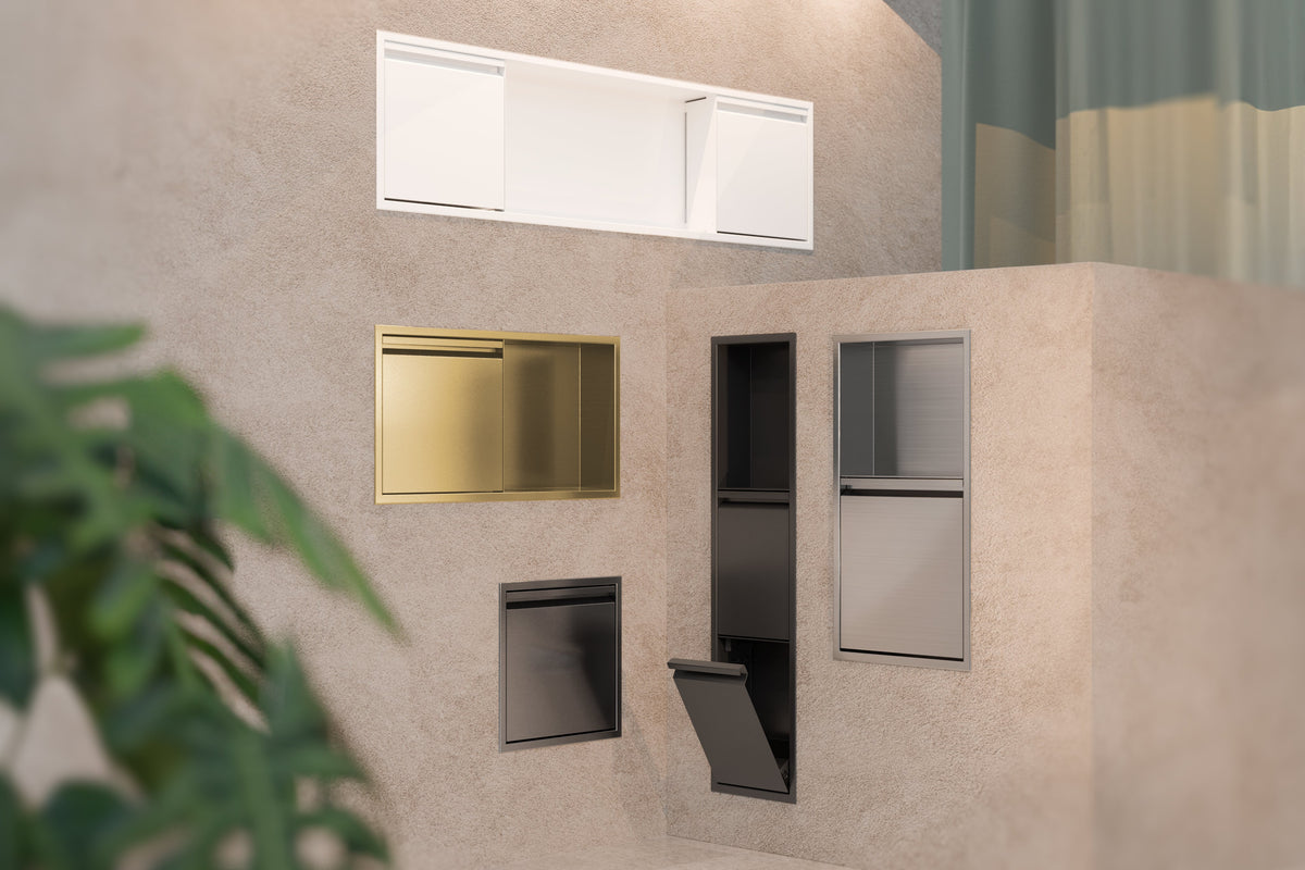 Gamme De luxe : cinq formats de niche de douche avec porte alignés sur fond clair, portes fermées