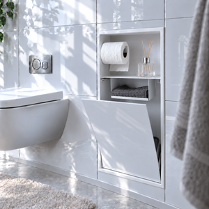 Niche WC blanc lustré 24 × 10,5 po, porte basculante ouverte : rouleau, un diffuseur à bâtonnets et serviette pliée à portée de main
