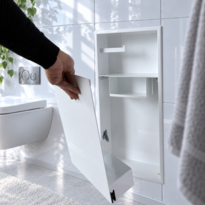 Une main retire la porte de la niche WC blanc lustré 24 × 10,5 po, qui se démonte sans outils pour le nettoyage