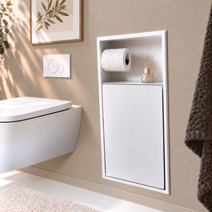 Niche WC blanc mat 24 × 10,5 po, porte fermée : rouleau de papier et un diffuseur à bâtonnets posés sur la tablette du haut