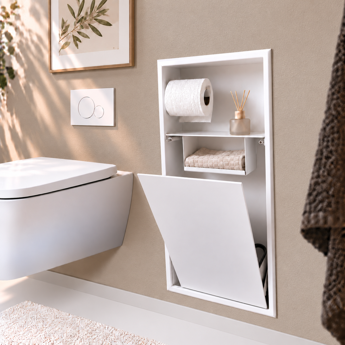 Niche WC blanc mat 24 × 10,5 po, porte basculante ouverte : rouleau, un diffuseur à bâtonnets et serviette pliée à portée de main