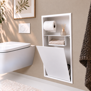 Niche WC blanc mat 24 × 10,5 po, porte basculante ouverte : rouleau, un diffuseur à bâtonnets et serviette pliée à portée de main