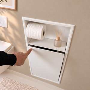 Une main appuie sur la porte de la niche WC blanc mat 24 × 10,5 po : elle s'ouvre par simple pression