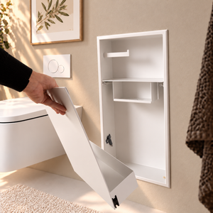 Une main retire la porte de la niche WC blanc mat 24 × 10,5 po, qui se démonte sans outils pour le nettoyage